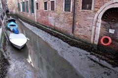 Z benátských kanálů zmizelo moře. Uvízlé gondoly překvapily lidi