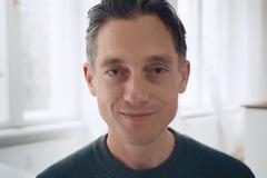 „Milá vládo, vyvolej v nás opět strach“, vyzývá ve videu sarkastickým tónem Volker Bruch