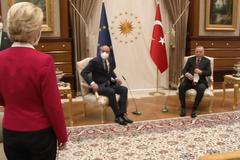 Šéfka Evropské komise von der Leyenová si u tureckého prezidenta Erdogana neměla kam sednout