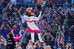 Helio Castroneves slaví triumf v Indy 500 2021