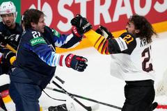 Nicolas Krammer a Kevin Rooney v souboji během zápasu USA - Německo na MS 2021