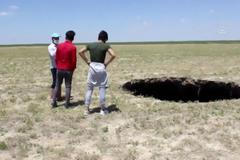 Obří díra uprostřed ničeho. 65 metrů hluboký kráter šokoval majitele jetelového pole