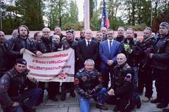 Michal Hašek v roce 2016 kladl věnce s Nočními vlky.