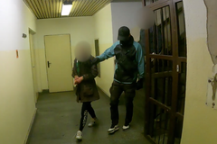 Okradla seniora, ten skončil s vážným zraněním v nemocnici