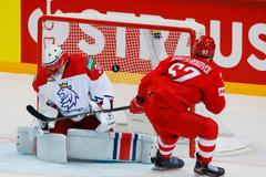 Arťom Švec-Rogovoj dává do sítě Šimona Hrubce druhý gól Ruska v zápase Česko - Rusko na MS 2021