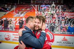 5. finále hokejové extraligy 2020/21, Třinec - Liberec: Petr Vrána v objetí s trenérem Václavem Varaďou