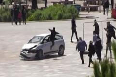Odvážný Albánec skočil oknem do automobilu, aby zastavil nebezpečného řidiče pod vlivem drog