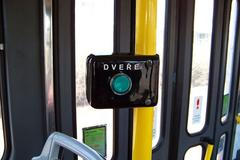 Děláte to také? Řidič tramvaje upozornil na častý omyl při mačkání tlačítek