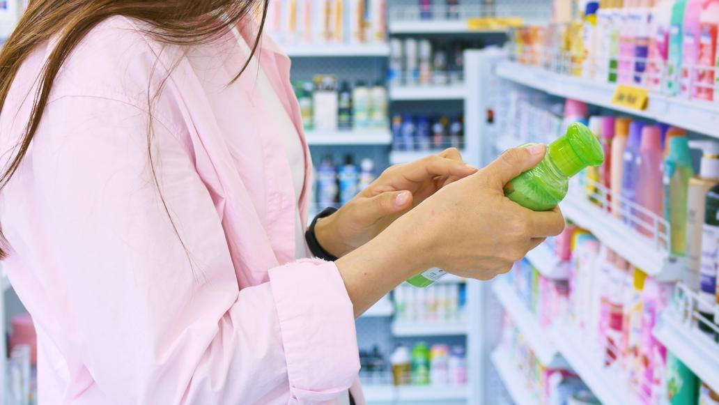 Pokud chcete vědět, co vaše kosmetika obsahuje, stačí číst obaly.