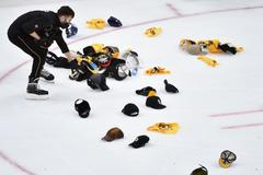 Čepice na ledě Bostonu po hattricku Davida Pastrňáka