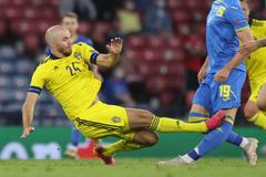 fotbal, ME, Euro 2020, Švédsko - Ukrajina, Marcus Danielson, Arťom Besedin, červená karta, faul