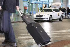 Koronavirus - vylidněné letiště Václava Havla, cestující, turista, roušky, taxi