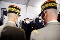 francie, macron, armáda, vojsko, vojáci