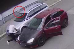 Ostrava: Muž ujížděl policistům, o dva dny dříve hodil kostku na auto