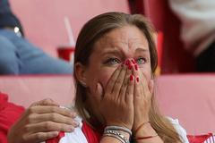 Zdrcení dánští fanoušci sledují boj o život Christiana Eriksena v zápase Dánsko - Finsko na ME 2020