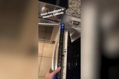 Otevři troubu, myčku, pak se dostaneš k příborům. Noční můra všech majitelů kuchyní se naplnila