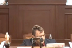 Volný naznačil Filipovi, že opět použije "flákanec." Pak si za pultem sedl