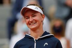 Barbora Krejčíková slaví vítězství ve finále French Open 2021 s Anastasií Pavljučenkovovou