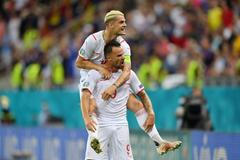 ME ve fotbale 2021, Francie - Švýcarsko: Haris Seferovic a Granit Xhaka slaví gól na 0:1