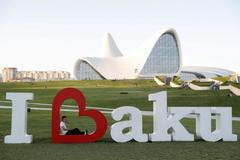 Park v Baku před budovou, která nese název Centrum Ilhama Alijeva. Ilham se stal prezidentem v roce 2003 po smrti svého otce Hejdara.