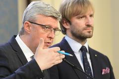 Živě: Sundají žáci ve školách roušky? Změní se pravidla pro testy? Sledujte TK vlády