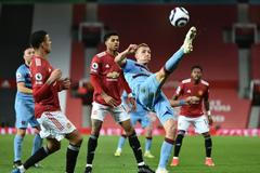 28. kolo anglické fotbalové ligy 2020/21, Manchester United - West Ham: Tomáš Souček proti dvěma soupeřům