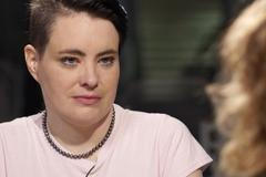 Ani když vejdu do pokoje nahá, nedává to muži právo vrhnout se na mě, říká Hrdá