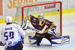 hokej, Chance liga, finále play off, 4. zápas, Dukla Jihlava - Rytíři Kladno, brankář Jihlavy Maxim Žukov inkasuje od Adama Kubíka rozhodující gól v prodloužení