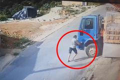 Auto plné plynových bomb se samo rozjelo. K útesu zbývaly metry