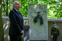 Ďáblický hřbitov - pieta - oběti komunismu - Jiří Růžička