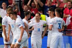 Češi slaví gól Patrika Schicka z penalty v zápase Chorvatsko - Česko na ME 2020