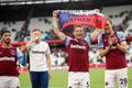 West Ham s českými hráči Vladimírem Coufalem a Tomášem Součkem slaví postup do Evropské ligy