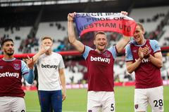 West Ham s českými hráči Vladimírem Coufalem a Tomášem Součkem slaví postup do Evropské ligy