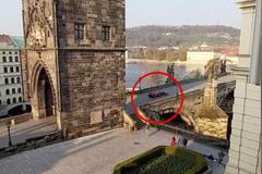 Monopost formule 1 týmu Red Bull Racing se proháněl po Karlově mostě