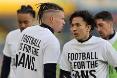 Protesty proti fotbalové superlize před dohrávkou 32. kola anglické ligy 2020/21 mezi Leedsem a Liverpoolem