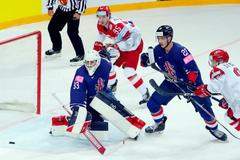 MS v hokeji 2021, Velká Británie - Dánsko: Gólman Ben Bowns a Paul Swindlehurst řeší situaci před brankou Britů