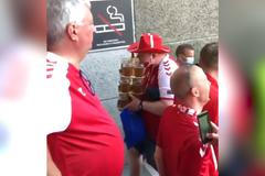 Sen každého Euro fanouška, unést dvanáct piv najednou