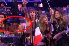 „Jako kdyby šňupal kokain“: kontroverzní záběr člena vítězné skupiny Maneskin bouří emoce