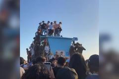 Na večírek v USA svolaný přes TikTok přišlo 2500 lidí, 150 zatkla policie