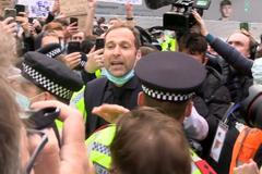 "Nechte mě to vyřešit." Petr Čech se snažil uklidnit rozzlobené fanoušky Chelsea