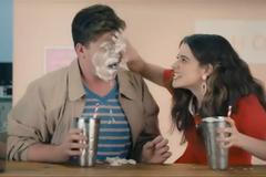 Jedna z nejpropíranějších scén kampaně: Dívka rozmaže svému příteli po obličeji mléčný koktejl