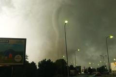 Živě: Po ničivém tornádu a bouřkách desítky zraněných i velké škody. Sledujte DVTV