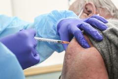 Ilustrační foto - koronavirus, očkování, vakcína, Moderna, injekce, stříkačka, lékař, pacient, sestra, zdravotnictví, očkovací centrum