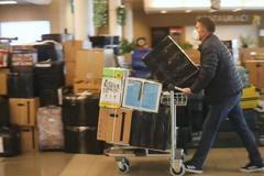 Vyhoštění Rusové odlétali z Terminálu 3. Celý ho zaplnili zavazadly