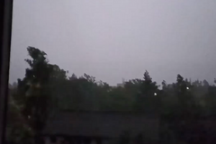 „Poprvé jsem se bál bouřky.“ Muž natočil nepřetržité údery blesků na jihu Čech