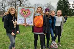 Demonstrace na podporu ředitele semilské Waldorfské ZŠ