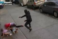 Střelec pálil na chodníku do ležícího muže. Bylo mu jedno, že se u něj choulí děti