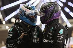Valtteri Bottas a Lewis Hamilton z Mercedesu ve Velké ceně Bahrajnu 2021