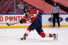 hokej, NHL 2021, Columbus Blue Jackets at Florida Panthers, Radko Gudas střílí gól