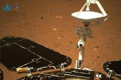 Snímky pořízené na Marsu robotickým vozítkem Ču-žung